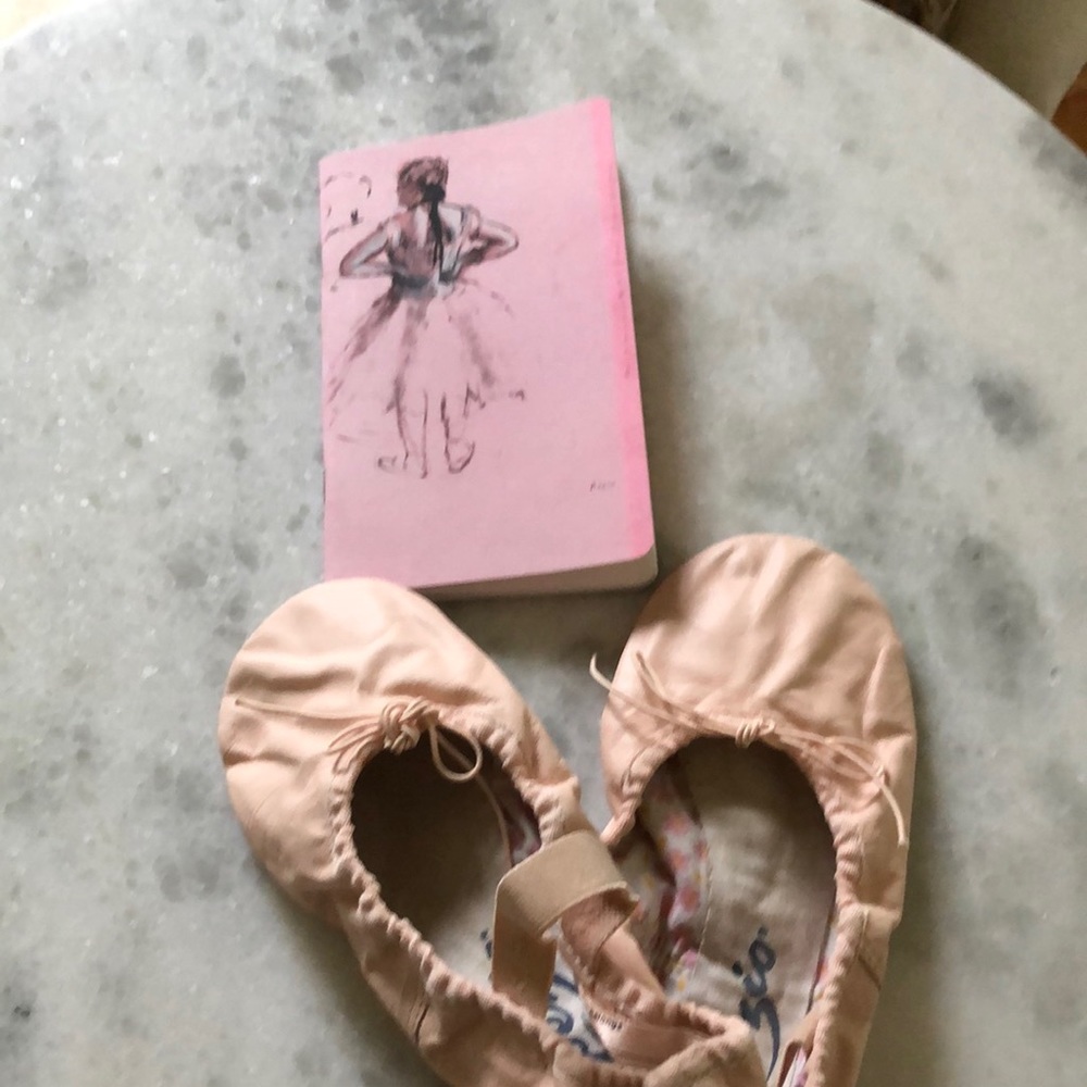Capezio leather pink ballet slippers 5. Elastic  band for secure fit. Worn once.